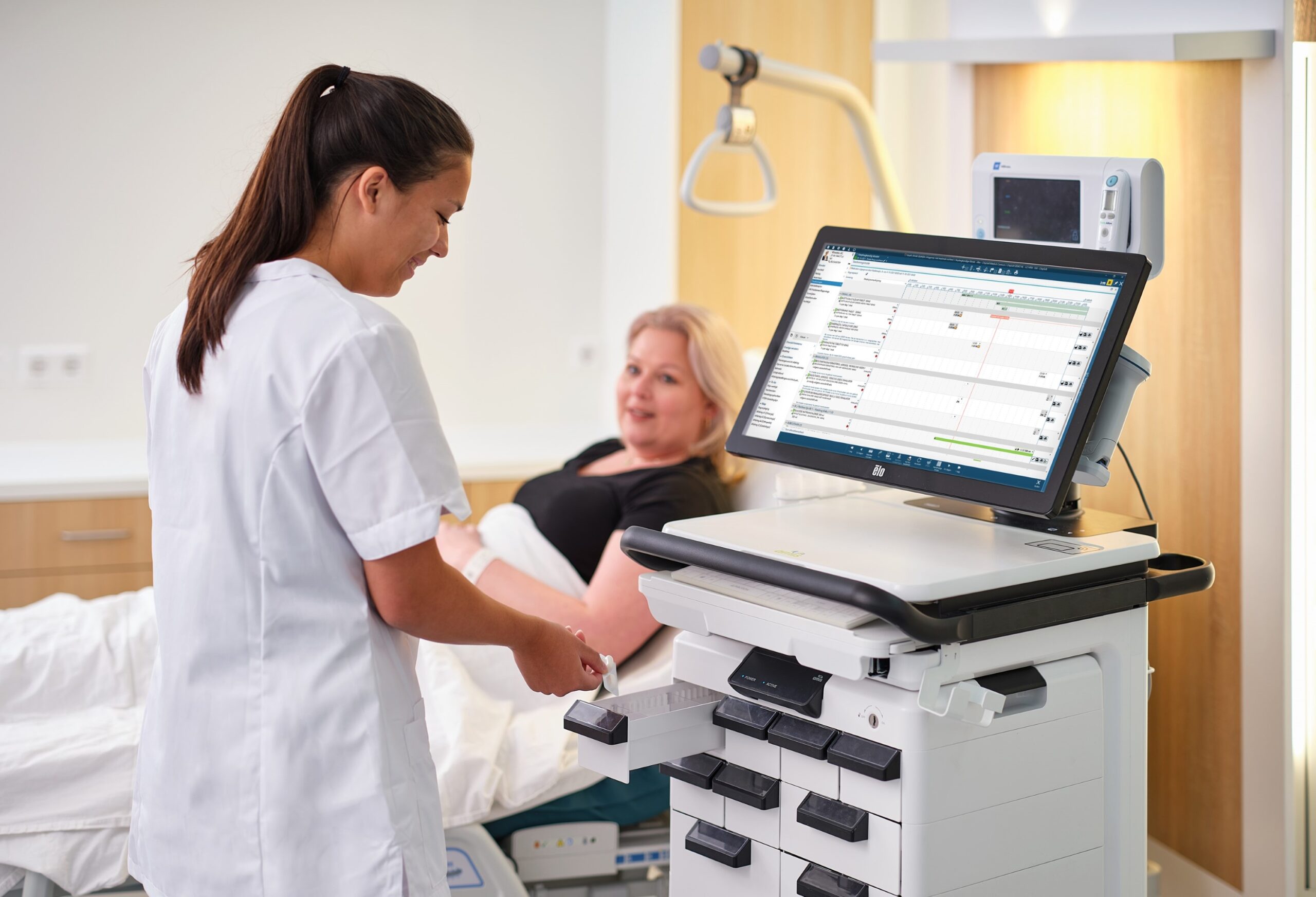 Nurse uses AMiS-PRO mobile smartcart by Alphatron Medical