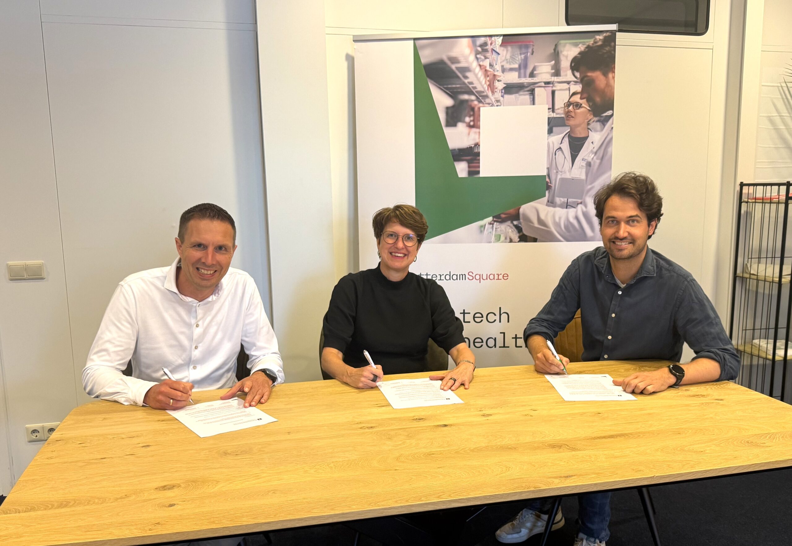 EY and Rotterdam Square signing the contract for collaboration